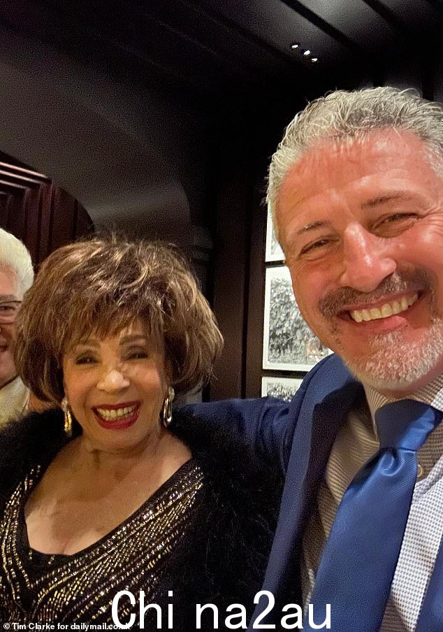 他拥有下个月大奖赛的黄金席位,最近与歌手雪莉·贝西(Shirley Bassey)共进晚餐(如上图所示),雪莉·贝西是众多享受居民光鲜亮丽生活方式的名人之一” class=