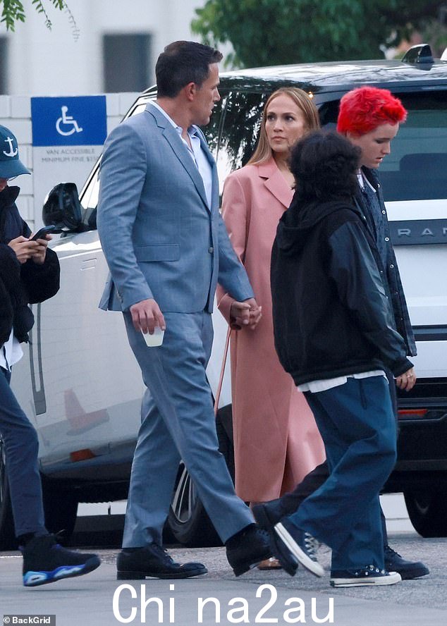 本·阿弗莱克 (Ben Affleck) 与妻子詹妮弗·洛佩兹 (Jennifer Lopez) 手牵手离开女儿维奥莱特 (Violet) 于周四在洛杉矶举行的毕业典礼,当时有离婚传闻