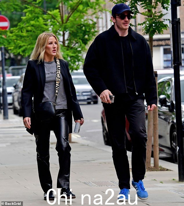 艾莉·古尔丁 (Ellie Goulding) 在伦敦与分居的丈夫卡斯帕·乔普林 (Caspar Jopling) 重聚,一天后她从哥斯达黎加回来,在那里她与她的新冲浪男友共度时光