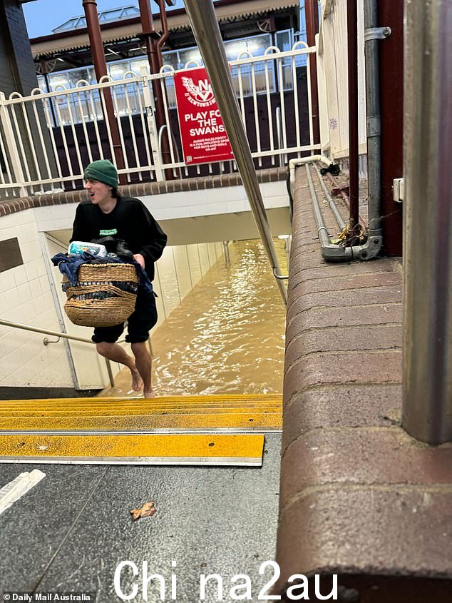在不到一天的时间里承受了一个多月的降雨后,悉尼人终于可以收起雨伞,享受阳光了(如图,悉尼内西区 Lewisham 车站被洪水淹没)