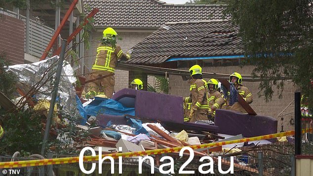 紧急服务人员(如图)冒着大雨和寒冷连夜工作,试图找到被困在废墟下的妇女