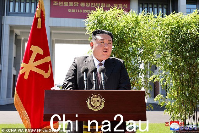 在朝鲜将 600 个气球飘过非军事区后,韩国人被警告远离金正恩(如图)装满垃圾的气球