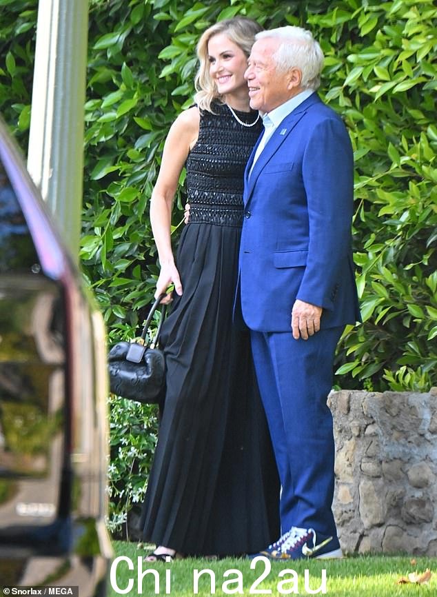 罗伯特·卡夫特 (Robert Kraft) 与妻子达娜·布隆伯格 (Dana Blumberg) 一起抵达鲁珀特·默多克 (Rupert Murdoch) 的婚礼,并将汽车交给代客泊车后,在道路旁即兴合影留念