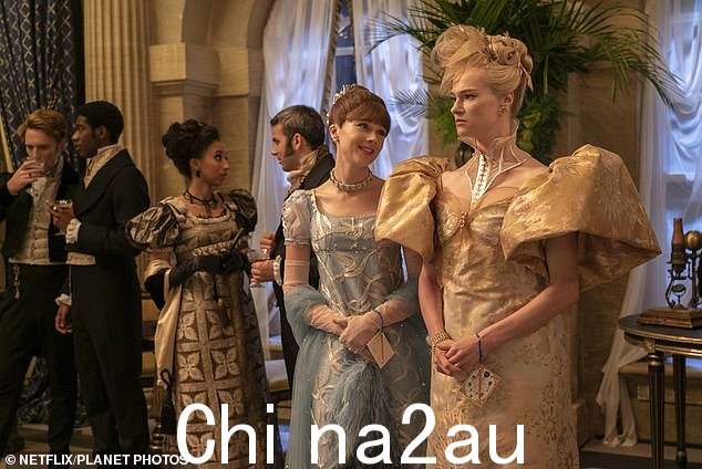 这位 32 岁的女演员因在 Netflix 古装剧中扮演卑鄙女孩克雷西达·考珀 (Cressida Cowper) 而闻名(与克劳迪娅·杰西在剧中合影)