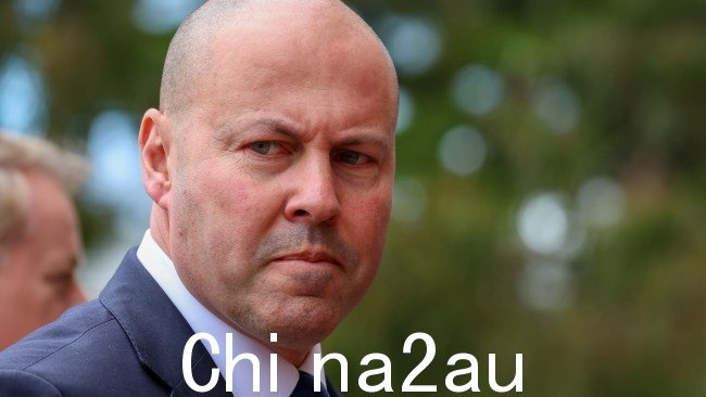 澳大利亚墨尔本 - 11 月 17 日:澳大利亚前财长乔什·弗莱登伯格 (Josh Frydenberg) 于 2022 年 11 月 17 日抵达澳大利亚墨尔本参加彼得·里斯 (Peter Reith) 的追悼会。霍华德政府部长彼得·里斯本周早些时候去世。他的家人说,他今年 72 岁,在与阿尔茨海默氏症的长期斗争后去世。 (摄影:Asanka Ratnayake/Getty Images)