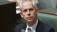 安东尼·阿尔巴尼斯和安德鲁·贾尔斯在紧张的提问时间会议上转移了对移民措施者的审查