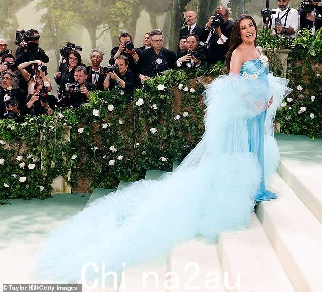 这位滑稽女孩演员的最后一次行业活动是 5 月 6 日在曼哈顿举行的 Met Gala,她穿着一件丝质蓝色 Rodarte 礼服,搭配由造型组合 Kate 和 Laura Mulleavy 挑选的宽大薄纱斗篷。 =