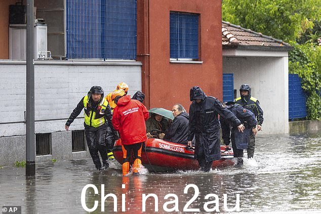 5 月 15 日米兰部分地区被洪水淹没后,消防队员使用小艇疏散人员