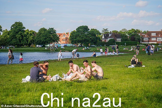 周日下午气温升至 24C,首都脱掉了衬衫