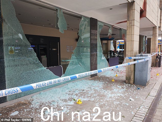 大曼彻斯特警方今天早上封锁银行后正在进行调查,称:尚未逮捕任何人,但调查仍在进行中