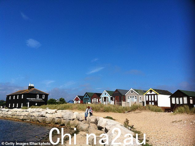 穆德福德沙嘴著名的海滩小屋,四月到十月期间可以住在这里的业主们动人地说起床时会听到附近的大海拍打的声音