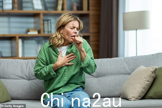 慢性咳嗽 — 定义为持续超过八周的咳嗽 — 在 60 岁以上的人群中很常见,尤其是女性