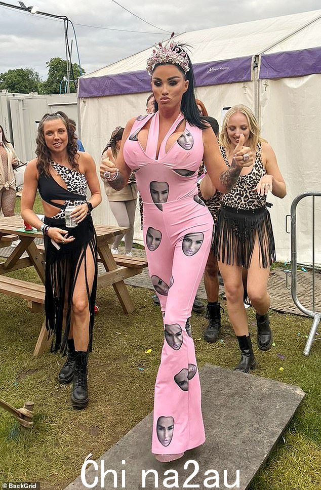Katie Price 在伦敦的 Mighty Hoopla 上穿着印有自己头像的连身裤,展示丰满的身材