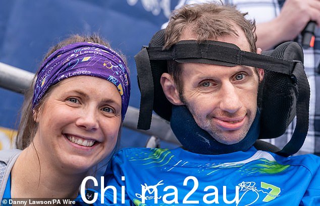5 月 12 日 Rob Burrow 利兹马拉松赛前,Rob 与妻子 Lindsey