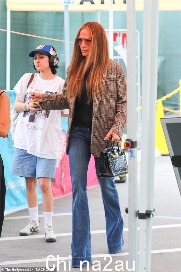 Jennifer 在与四届格莱美奖得主马克·安东尼的七年婚姻中迎来了 Emme 和他们的异卵双胞胎兄弟 Maximilian David Muñiz,这段婚姻于 2011 年结束