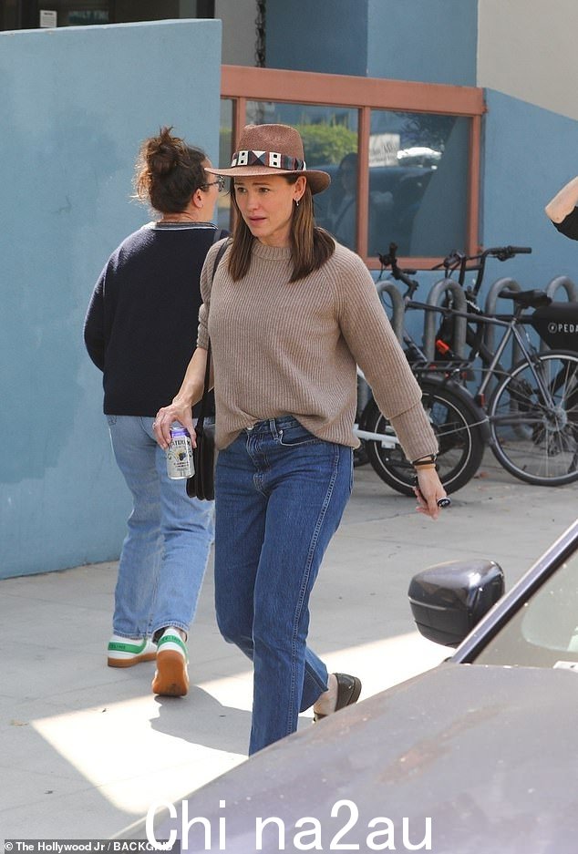 51 岁的詹妮弗·加纳 (Jennifer Garner) 周末郊游时穿着休闲套装,周日在加利福尼亚州圣莫尼卡观看 12 岁的儿子塞缪尔 (Samuel) 参加一场青少年篮球比赛