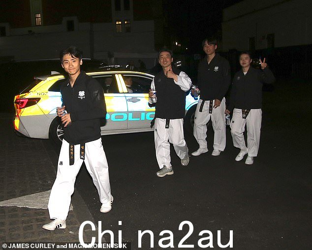 他们的事故虽然没有生命危险,但确实需要救护车,因为表演者在他看起来忧郁的战斗小组的帮助下一瘸一拐地走到外面接受第一个