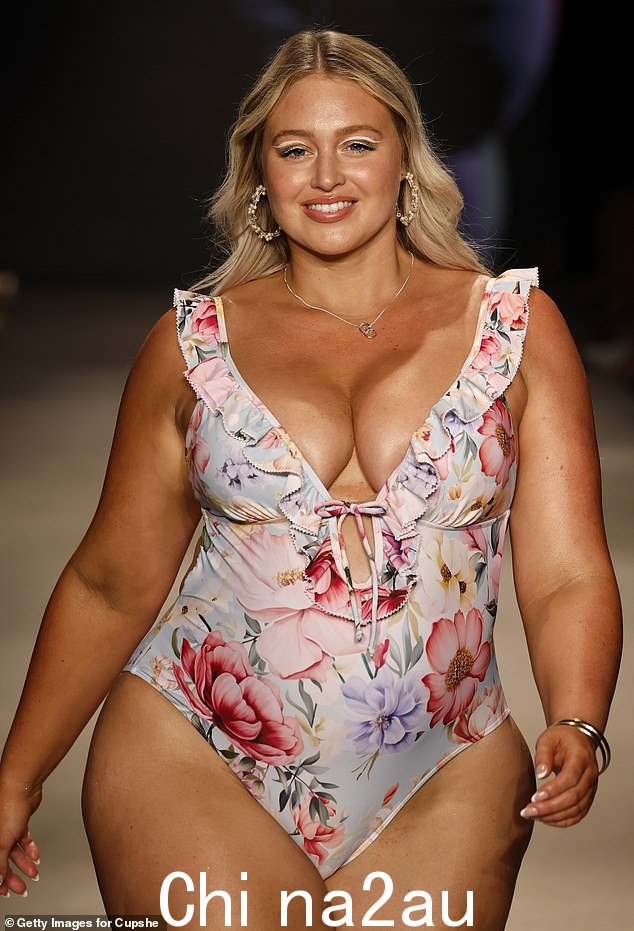 Iskra 在第二套造型中保留了相同的妆容、项链和鞋子,但交换了一些配饰