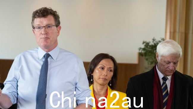 前国民党议员、转为独立议员与独立议员戴乐和鲍勃·卡特一起公布了拟议的法律。图片:NCA NewsWire / Martin Ollman