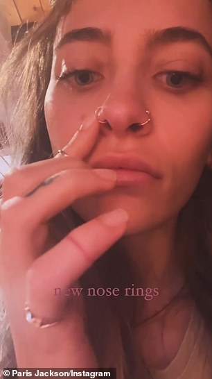 杰克逊周一还通过 Instastory 推出了她的“新鼻环”