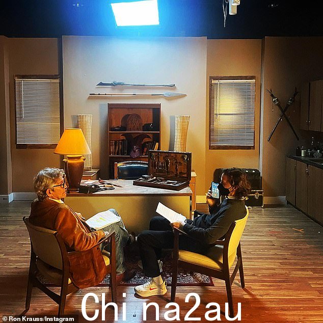 去年 11 月,帕丽斯在罗纳德·克劳斯(右)以亚特兰大为背景的独立恐怖片中,与奥斯卡提名人埃里克·罗伯茨(左,12 月 26 日摄)一起拍摄了化妆师吉尼的角色惊悚片《Open Wounds》