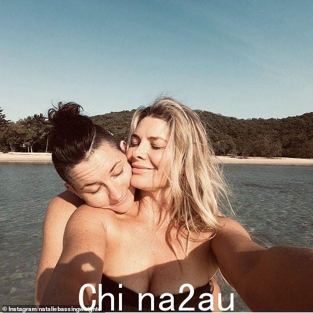 Natalie Bassingthwaighte 周日与女友 Pip Loth 分享了一张罕见的照片