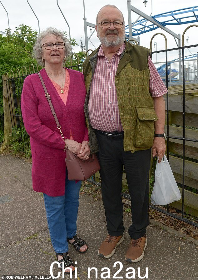 建筑培训公司老板 Walter Pasifull,74 岁,与妻子 Kathleen(合影)在一起,他说 Farage '讲得很有道理'