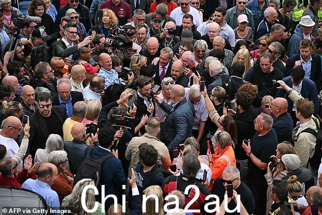 当大批人聚集在克拉克顿码头附近时,英国改革派领袖被支持者包围