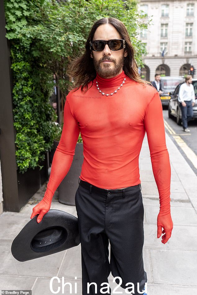 52 岁的杰瑞德·莱托 (Jared Leto) 被发现离开伦敦梅费尔 1 号酒店,穿着一件透明网眼 Salt Murphy Logan 红色手套上衣,售价 80 英镑
