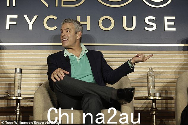 56 岁的安迪·科恩 (Andy Cohen) 在一篇新文章中谈到,他可能会因为说了一些不恰当的话而失去自己的职业生涯,这是他在 Bravo 的色情真人秀宇宙中所走的一条微妙路线(上个月在纽约拍摄)。