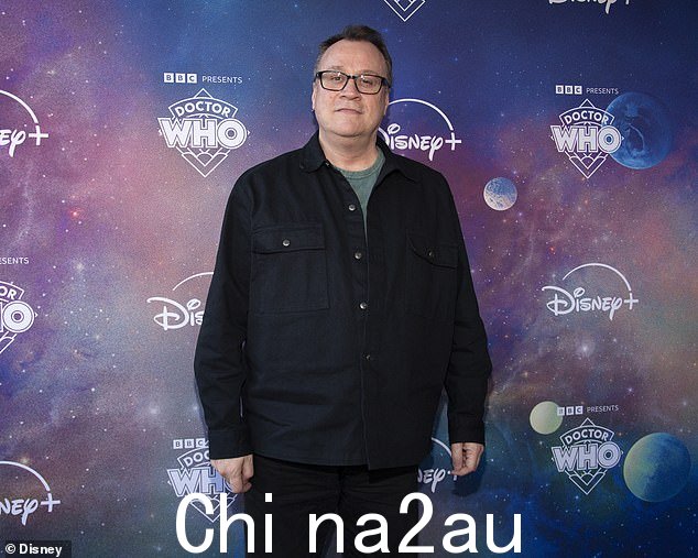 Russell T Davies,2005 年《神秘博士》复兴的幕后推手,在 2021 年引发了一场争论,当时他声称导演必须让男同性恋者扮演男同性恋角色