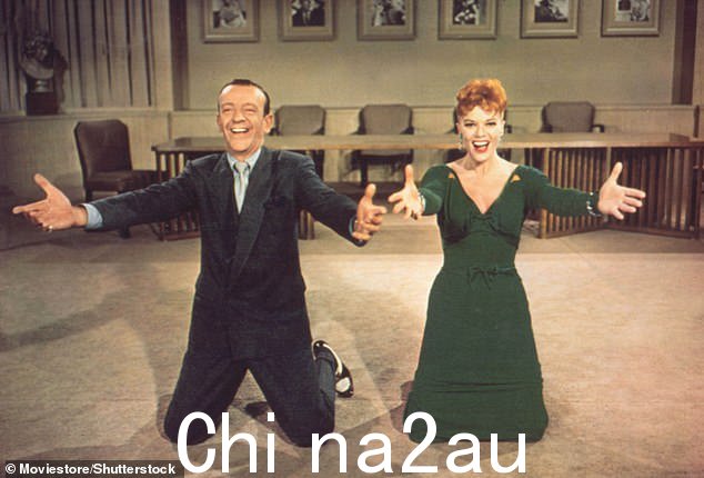 Fred Astaire 和 Janis Paige 在 1957 年的电影《丝袜》中一起跳舞