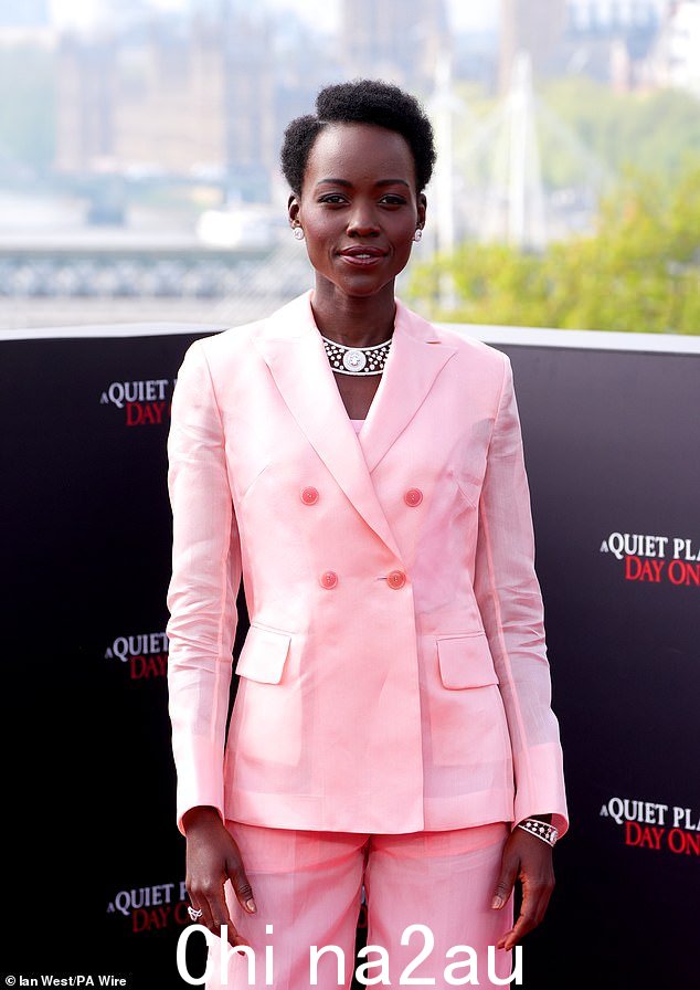 露皮塔·尼永奥 (Lupita Nyong'o) 承认,在她成长过程中,那些嘲笑她“黑皮肤”的恶霸极大地打击了她的自信心