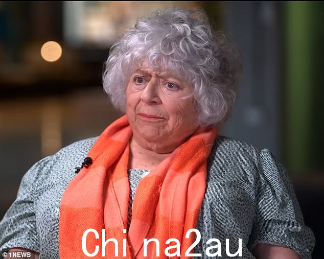 今年早些时候,哈利·波特声称他们应该现在已经“超越”了这本书,因为它是“儿童读物”