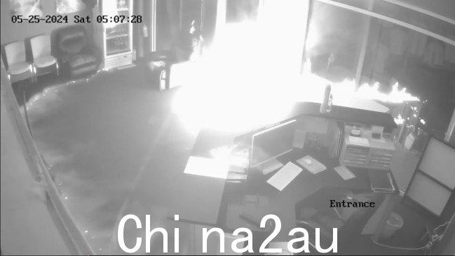 来自多个安全摄像头的镜头显示,大火吞没了健身房接待处的地板,门被吞没。图片:维多利亚警察局