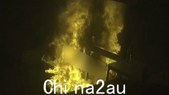 健身房前门熊熊燃烧,对接待区造成“严重损坏”。图片:澳大利亚天空新闻。