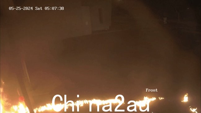 在火光欺骗摄像机以为现在是白天后,可以看到全彩的火焰。图片:维多利亚警察局
