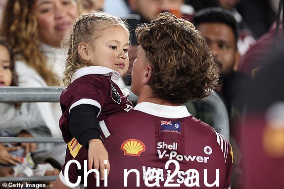澳大利亚悉尼 - 6 月 05 日:马龙人的里斯·沃尔什 (Reece Walsh) 与他的2024 年 6 月 5 日,澳大利亚悉尼雅高体育场举行的 2024 年男子起源州系列赛第一场比赛中,新南威尔士蓝调队与昆士兰马龙队之间的比赛中,女儿在场边。 (摄影:Cameron Spencer/Getty Images)