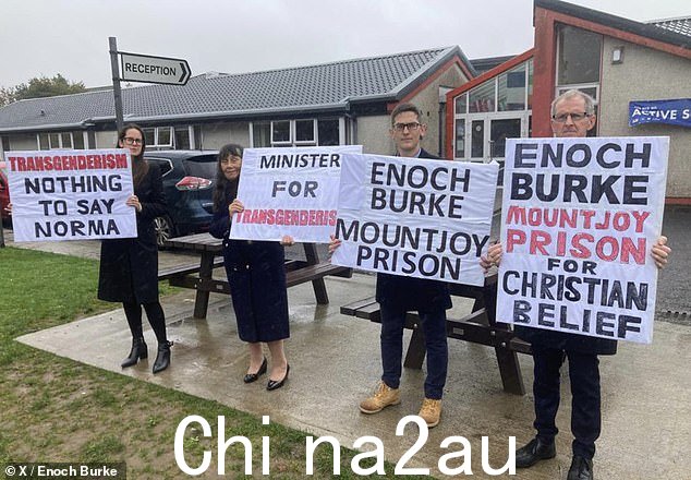 Enoch Burke 的母亲、父亲、姐妹和兄弟在巴林罗布社区学校外抗议十一月教育部长 Norma Foley 来访的那天