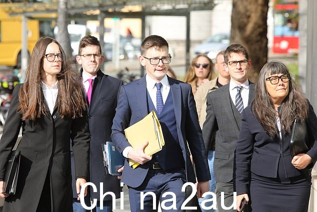 Enoch Burke 的兄弟 Simeon(中)、妹妹 Ammi 和母亲 Martina Burke 以及其他家庭成员今年早些时候抵达刑事法院