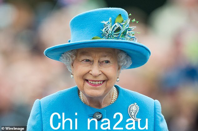 随地吐痰:珍妮特的五官与已故的伊丽莎白二世女王惊人相似