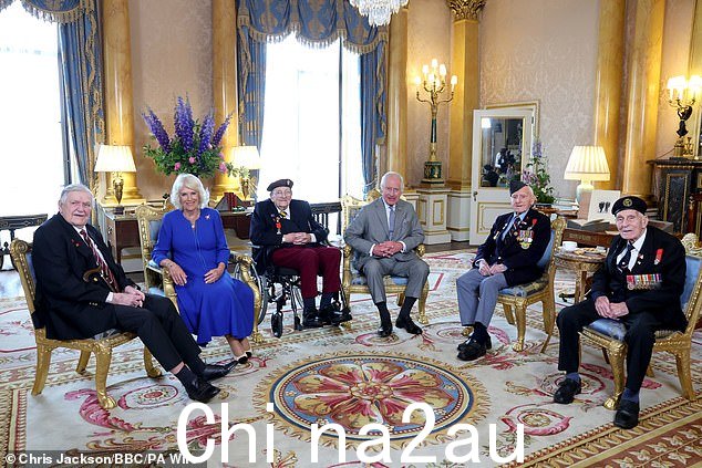 国王查尔斯三世和卡米拉王后在伦敦白金汉宫会见诺曼底登陆老兵亚瑟·奥本、吉姆·米勒、伯纳德·摩根和约翰·丹尼特