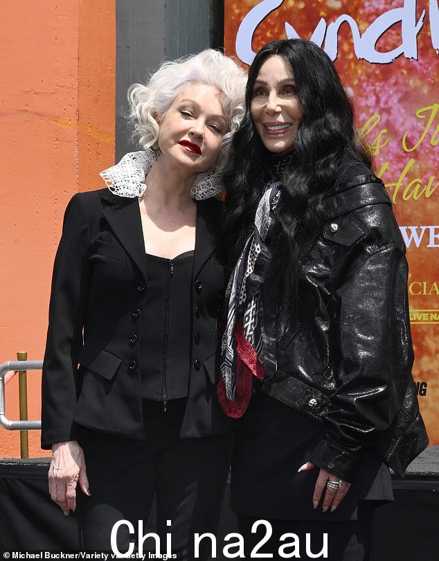 Cher 指出 Cyndi 做得多么“棒” - 她亲切地称其为“Cyn” - 在仪式开始前他们在后台练习将脚和手放在水泥中:“我太糟糕了” class=