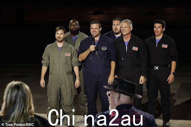 在两个小时的表演的最后时刻,西蒙被来自达拉斯的六人、1000 架无人机组成的 Sky Elements 团队深深感动,他冲动地第二次按下了蜂鸣器