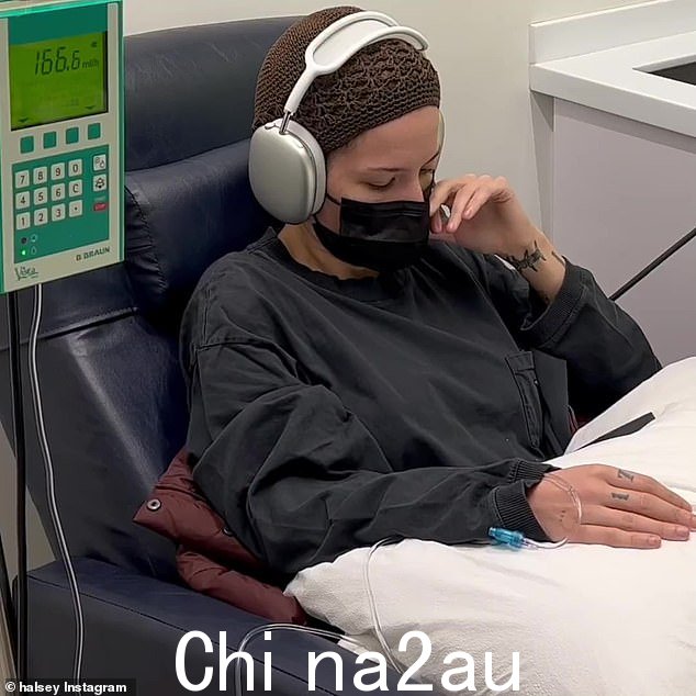 同为歌手的丽塔·奥拉 (Rita Ora) 写道:“我希望你美丽的女士一切都好❤️”,而哥伦比亚歌手塞巴斯蒂安·亚特拉 (Sebastian Yatra) 添加了各种表情符号,例如祈祷之手和手臂二头肌体现力量