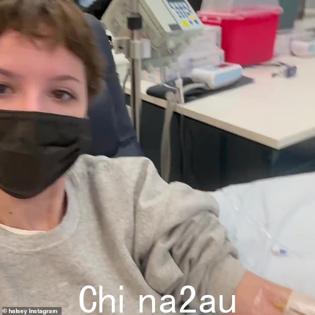 她在 Instagram 上分享了一系列视频,这些视频似乎记录了歌手接受输液的情况。