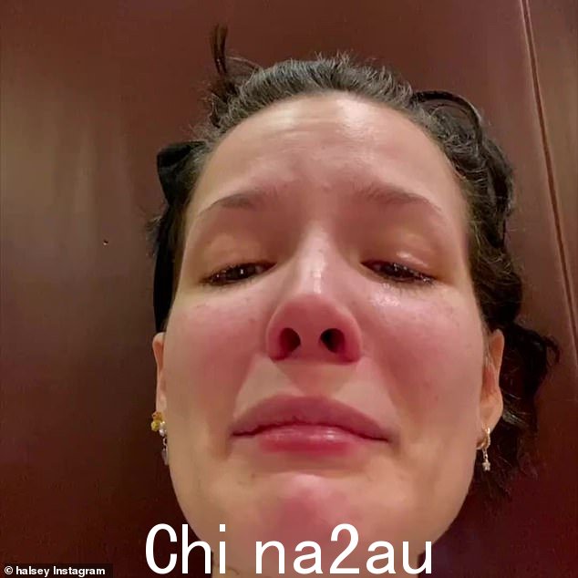 她的健康斗争的短片也被坦诚地分享给了她的粉丝,包括她流着泪和接受治疗