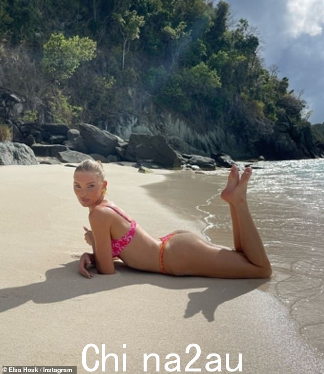 在每张华丽的照片中,艾莎都展示了她洗衣板般的腹肌和令人羡慕的曲线,同时躺在沙滩上捕捉最佳角度