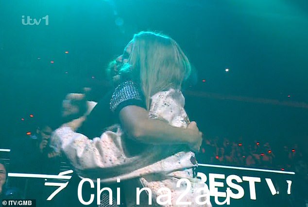 镜头切到了耳环门发生的那一刻,Sam 拥抱了一下