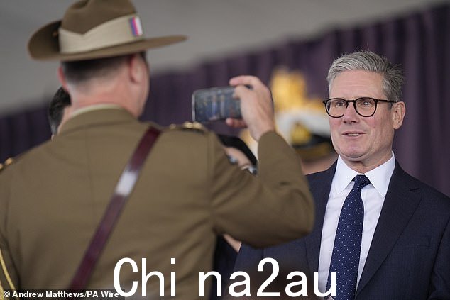 凯尔·斯塔默爵士今天在朴茨茅斯的诺曼底登陆纪念活动上摆姿势拍照